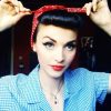Os acessórios em tons de vermelho são uma das marcas do estilo pin up