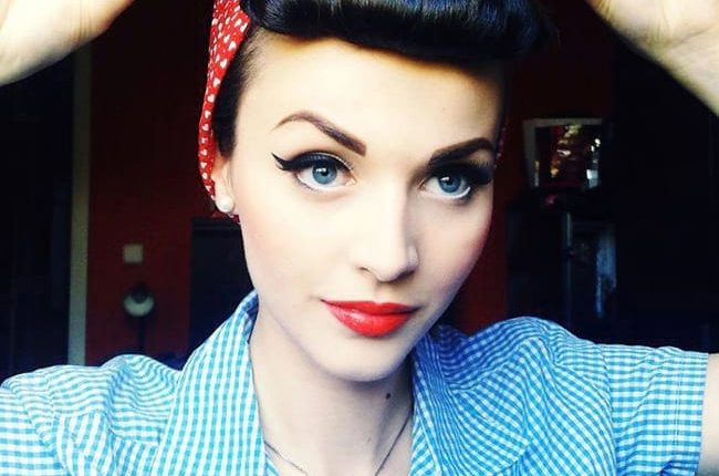 Os acessórios em tons de vermelho são uma das marcas do estilo pin up