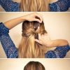 Cabelo solto com um laço feito com duas madeixas é sempre uma opção segura, para dar um toque extra a um estilo casual e encantador