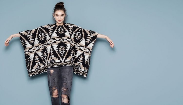 Casaco poncho estampado étnico – Pull&Bear: 19,99€