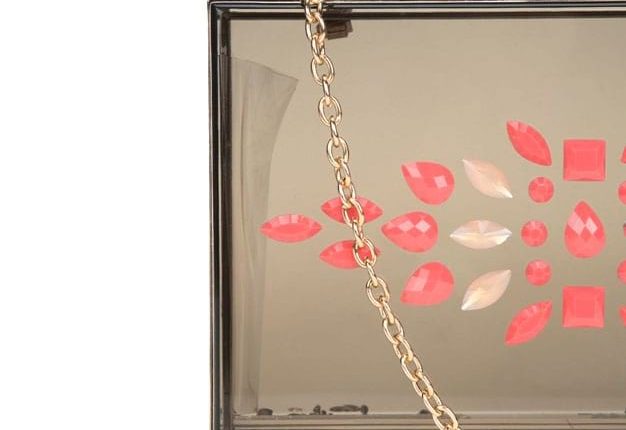 Mala tipo caixa escura com pedras coloridas - Lefties: 15,99€