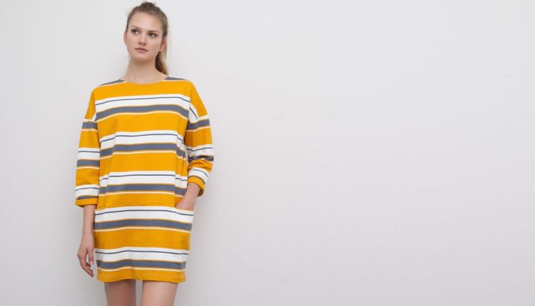 Vestido às riscas com bolsos - Pull and Bear: 25,99€