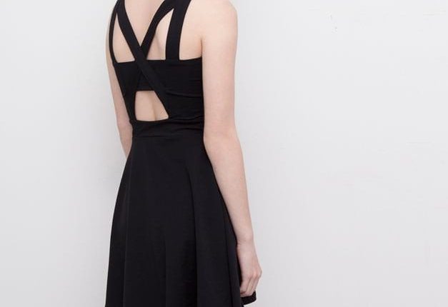 Vestido com tiras cruzadas nas costas - Pull and Bear: 17,99€