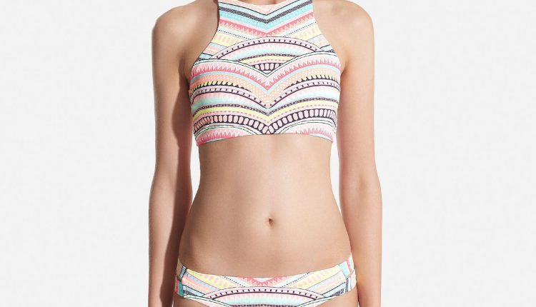 Biquíni geométrico rosa - Oysho: (top) 19,99€ e (cueca) 12,99€