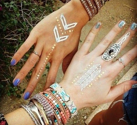 Tatuagens metalizadas são uma das maiores tendências de 2015.