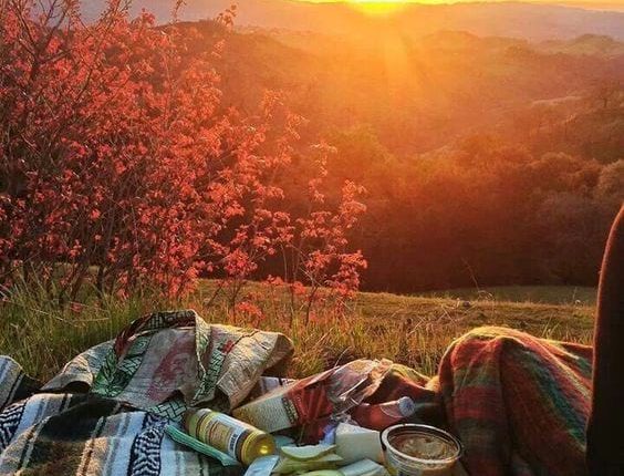 Piquenique romântico com direito a pôr do sol!